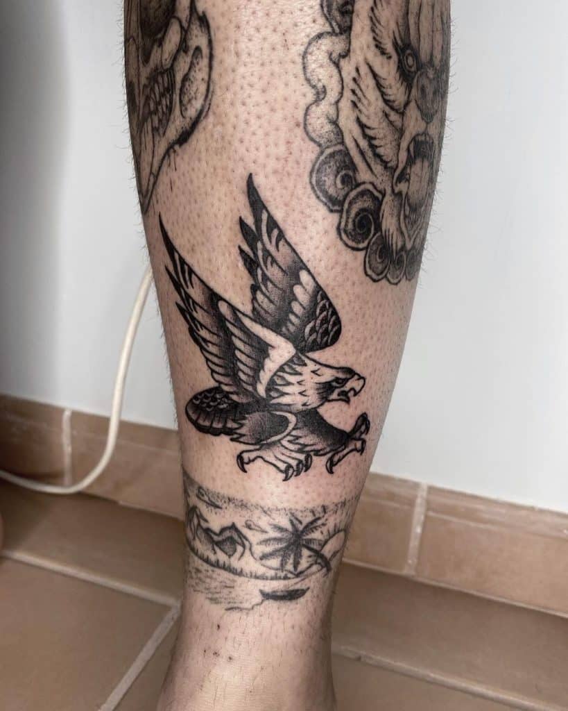 tatuaje aguila pierna