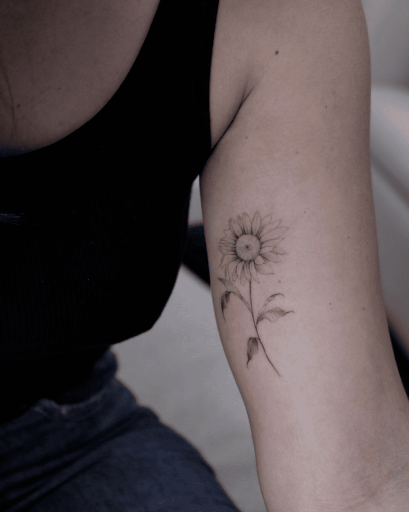 tatuaje girasol blanco y negro