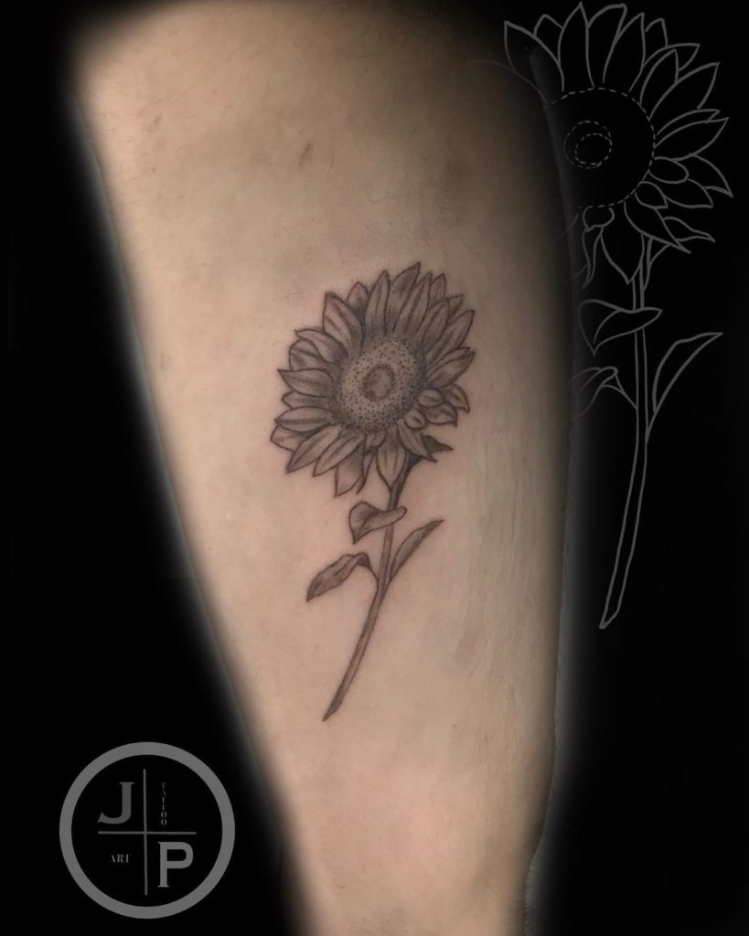 tatuaje girasol blackwork