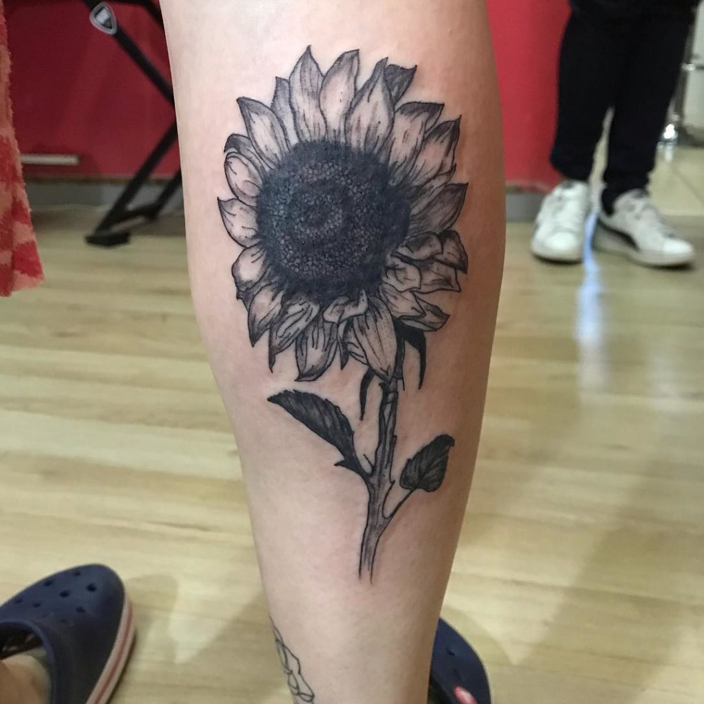 tatuaje girasol blackwork