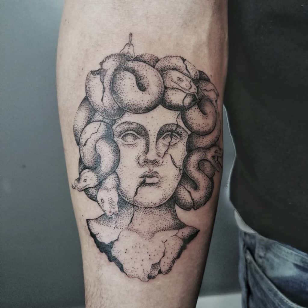 tatuaje medusa piedra