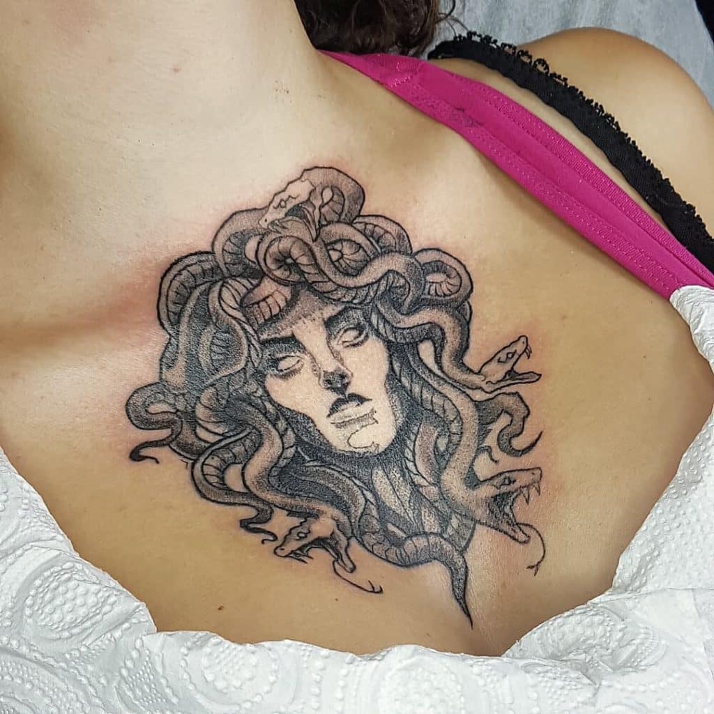 tatuaje medusa pecho