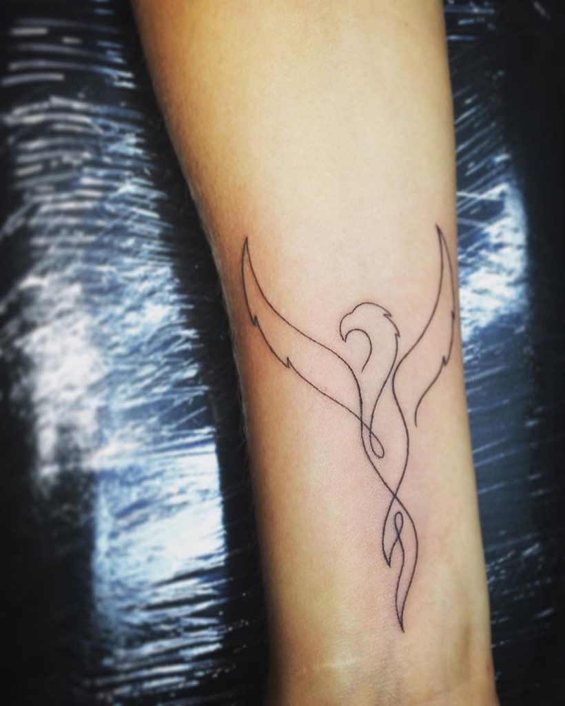 tatuaje ave fénix minimalista