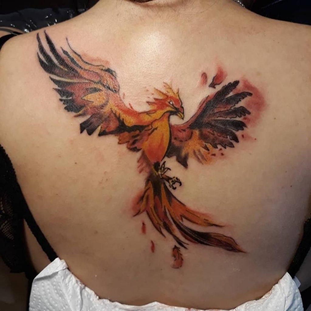 tatuaje ave fénix espalda