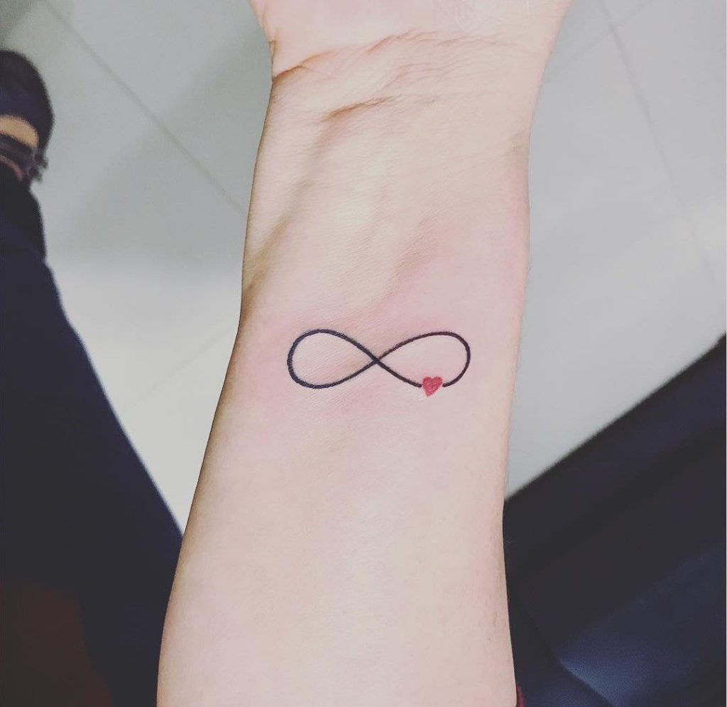 tatuaje infinito rojo