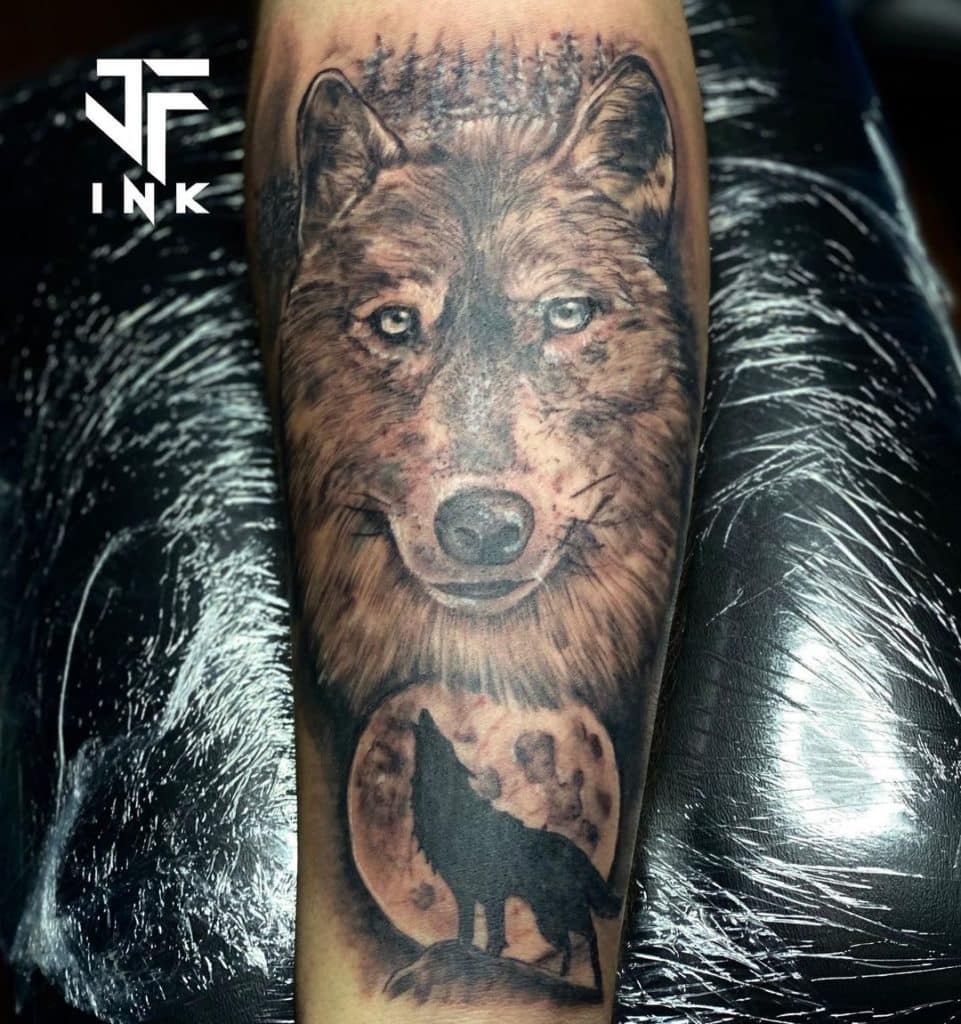 tatuaje lobo y luna