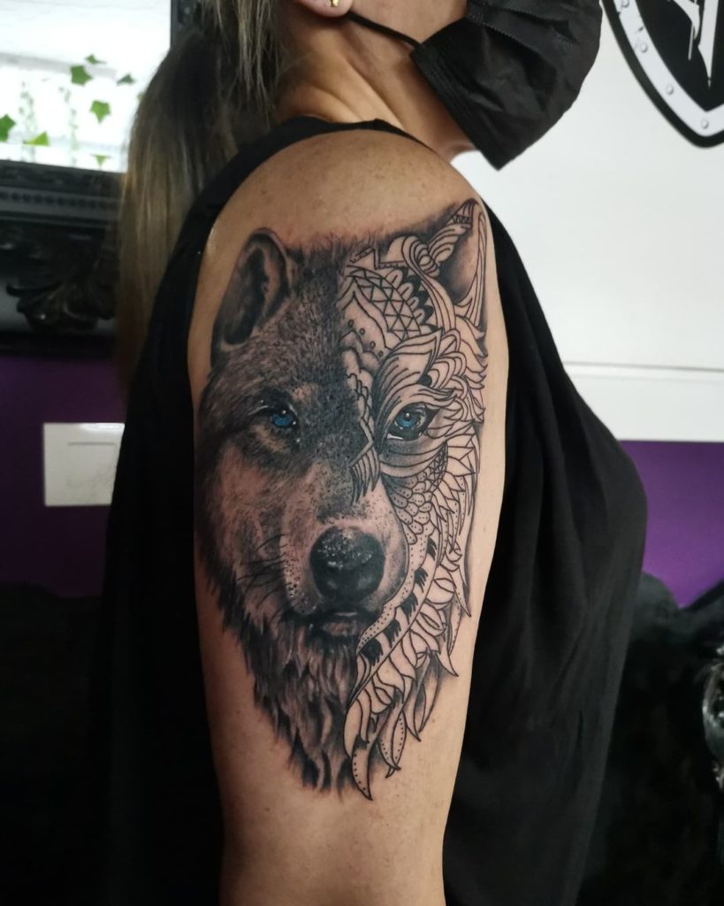 tatuaje lobo hombro