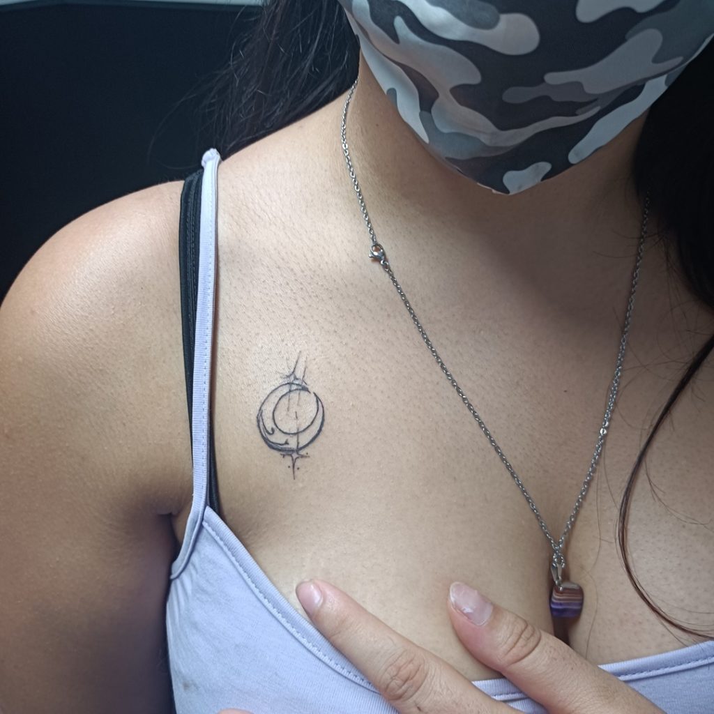 tatuaje luna clavícula