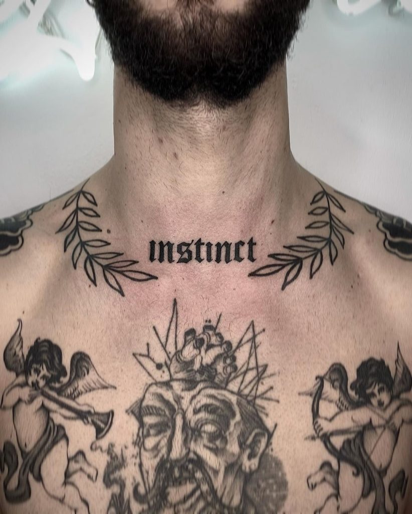 tatuajes en el cuello letras góticas