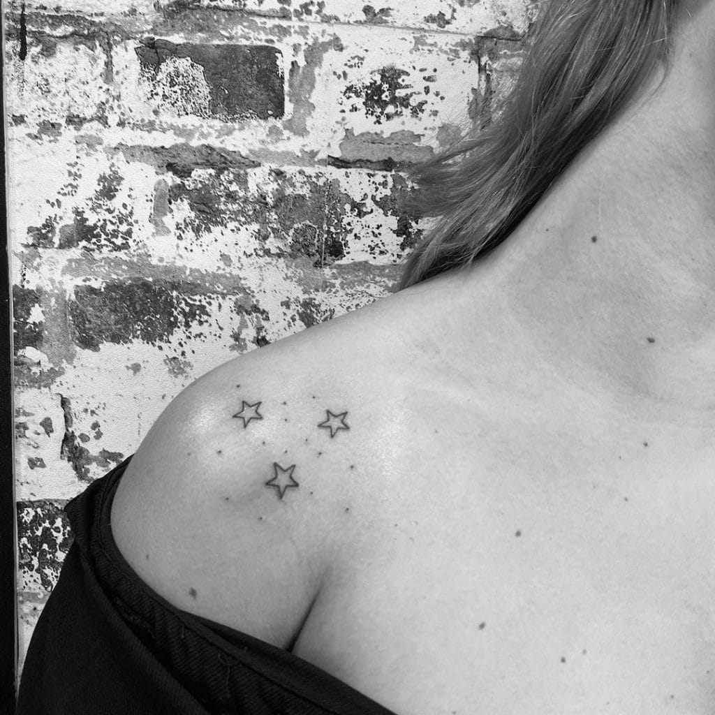 tatuajes estrellas hombro