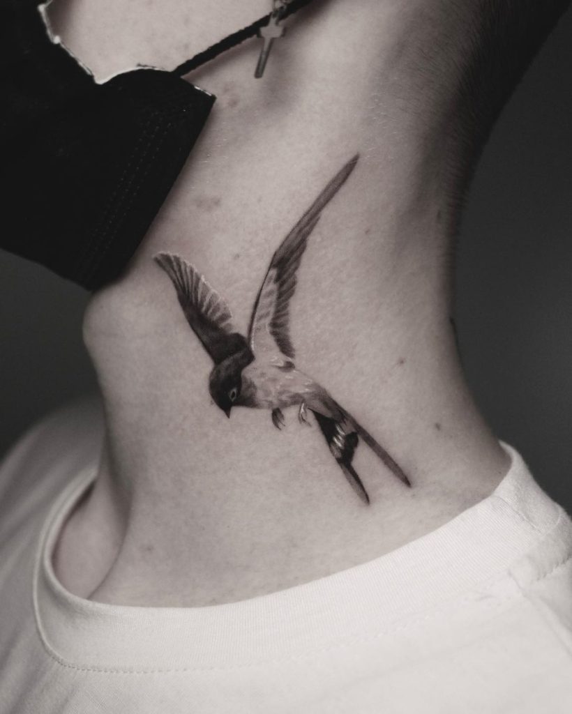 tatuajes pajaros cuello