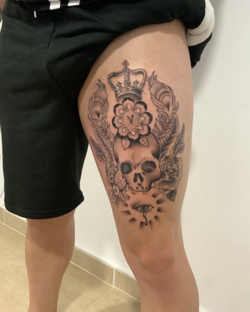 tatuajes de rosas con coronas