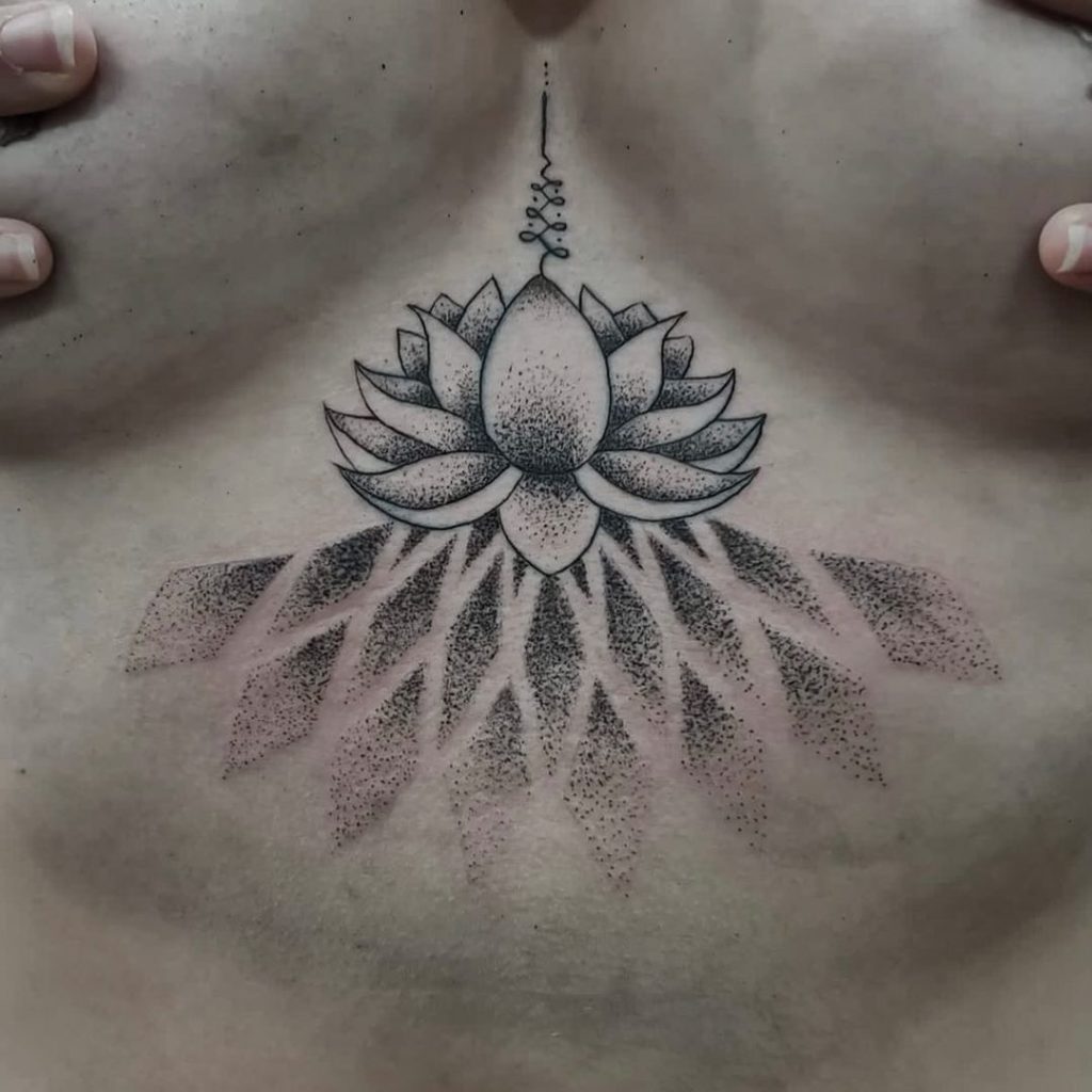 tatuaje flor de loto pecho