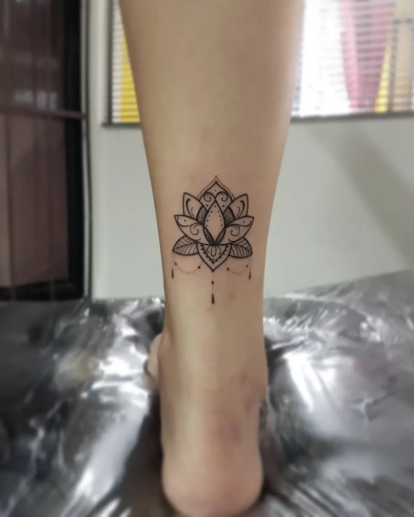 tatuaje flor de loto tobillo