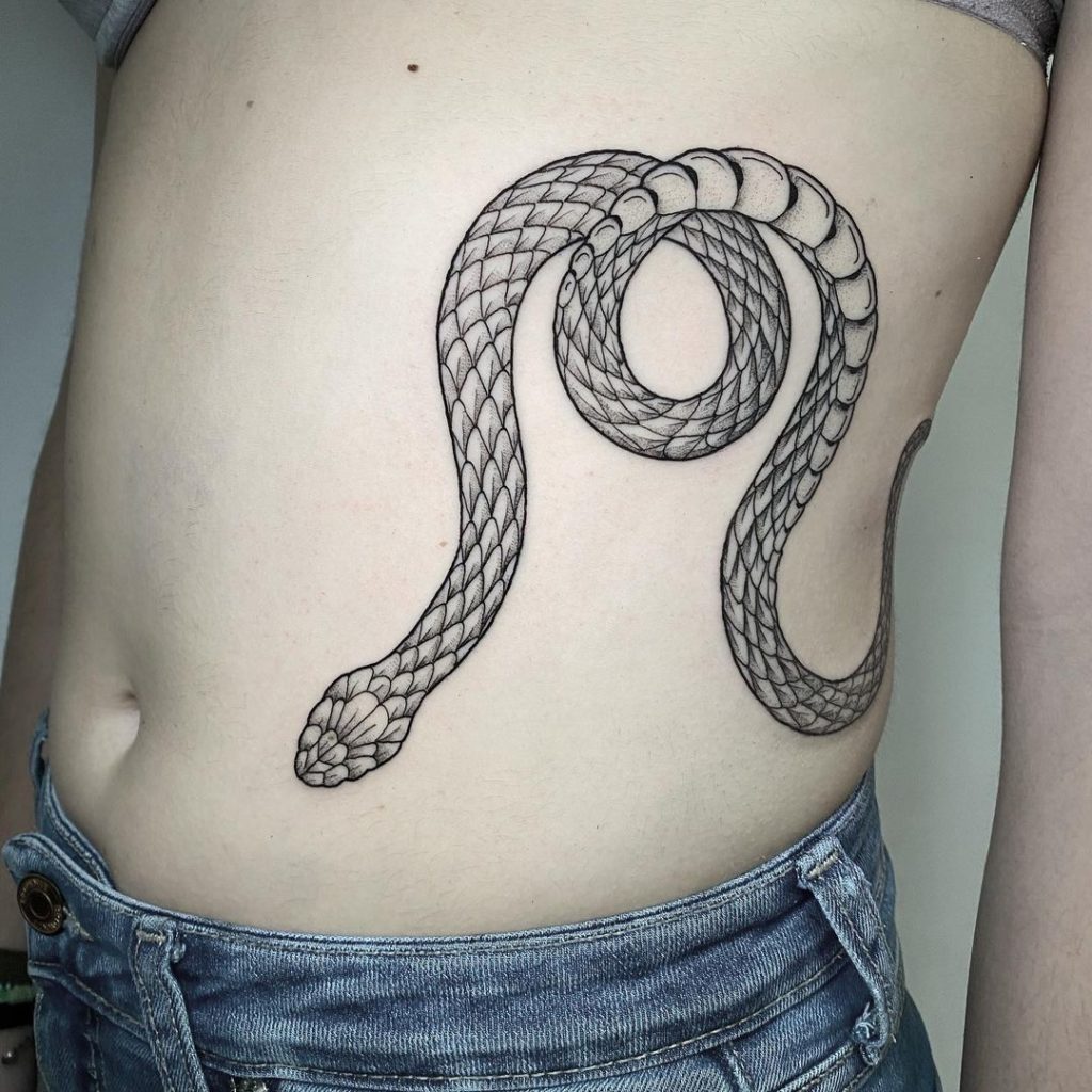 tatuaje serpiente enroscada